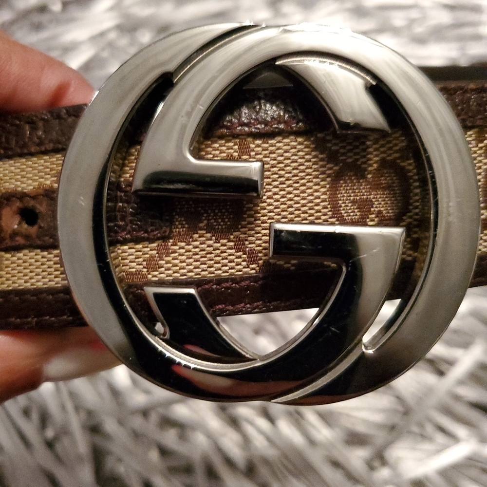 Authentic Gucci belt fits a 28-30 inch waist